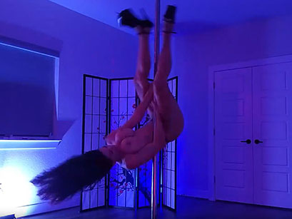 Fandy's Sensual Pole Dancing Spectacle: Gold Show Highlights!