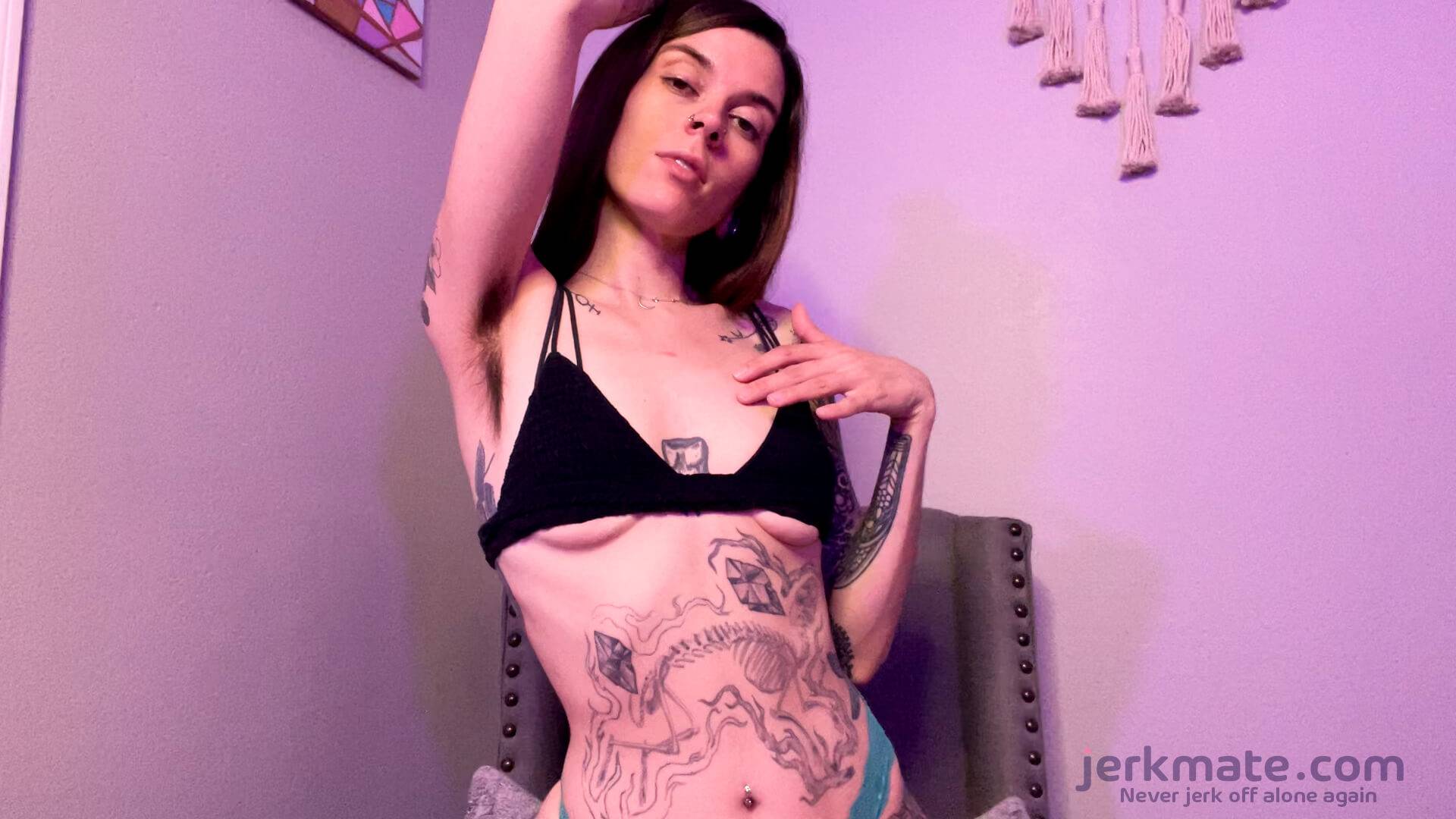 Skinny camgirl valkyree_jainex shows off her hairy armpits