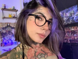carolinewolftv profile