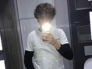 qwertyw's profile picture – Girl on Jerkmate
