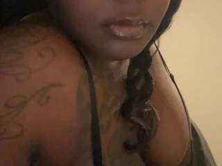 Hollyzhot372436 profile