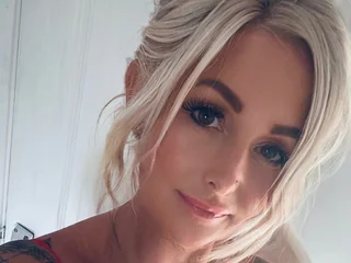 xNaughty_Nyomi profile