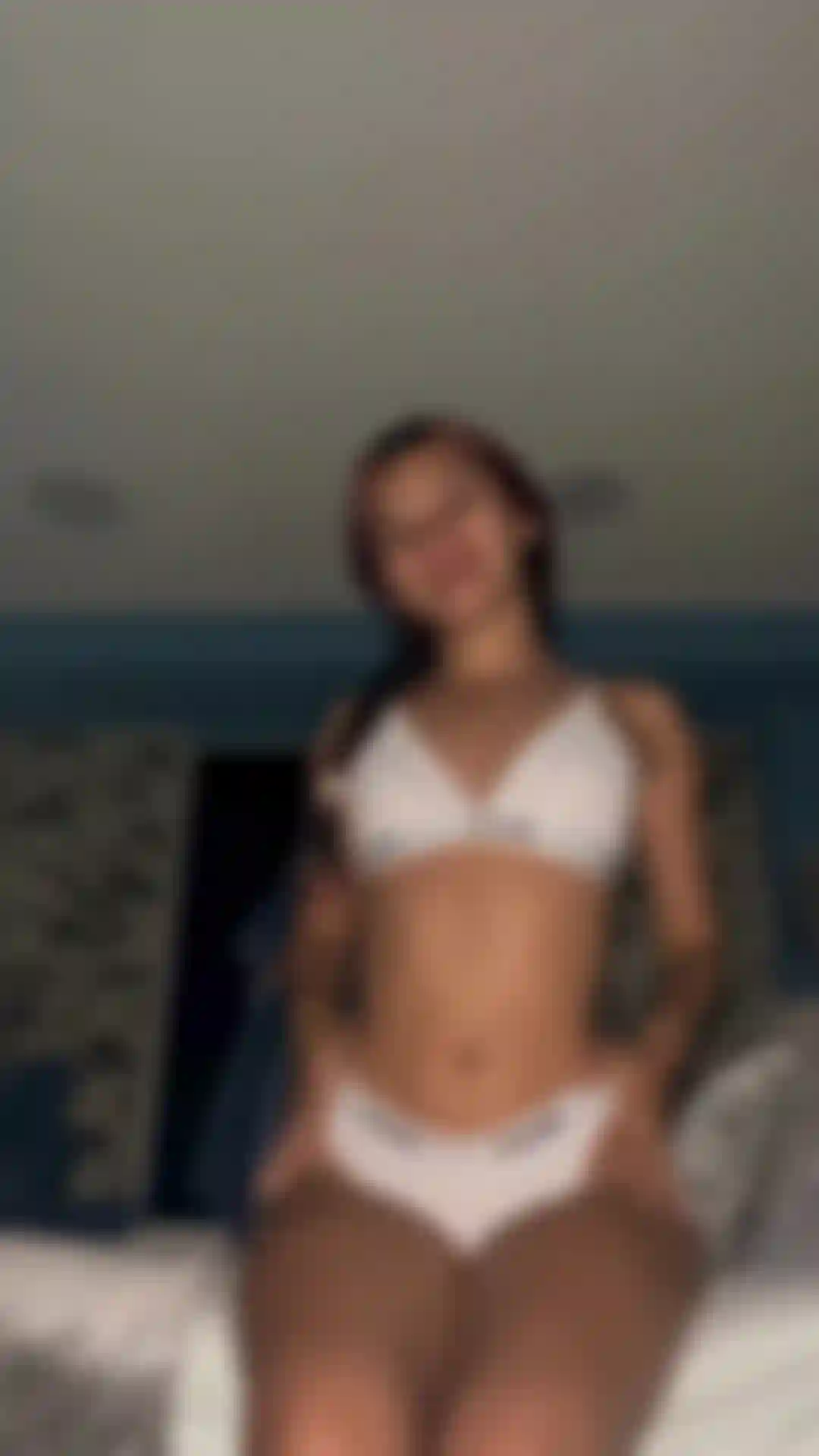 tocando mi joven cuerpo