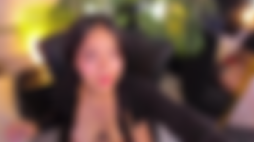 Play_tits_in_the_chair.