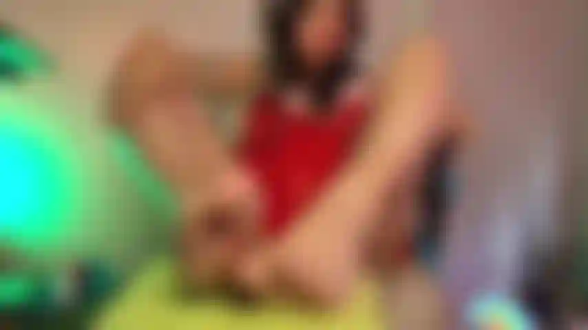 Massaging my cute feet with oil to give you a footjob while showing and touching my pussy!!