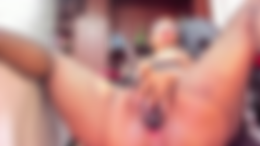 Showing how i masturbate with my dominant in the office.