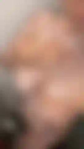 I step into the shower and let the warm water fall over me. As I rub the soap between my hands, the foam begins to form, light and abundant, covering me little by little. I feel it slide over my skin as steam fills the space and the sound of water isolates me from the rest of the day.