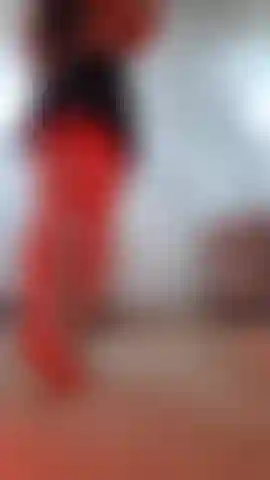 Under the glow of the red lights my sensuality turns further ... Each movement of my body is designed to seduce you, to catch you and make your head lose.