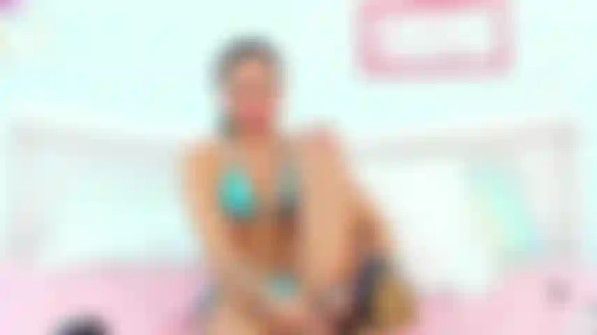 I fuck my pussy wearing my heels