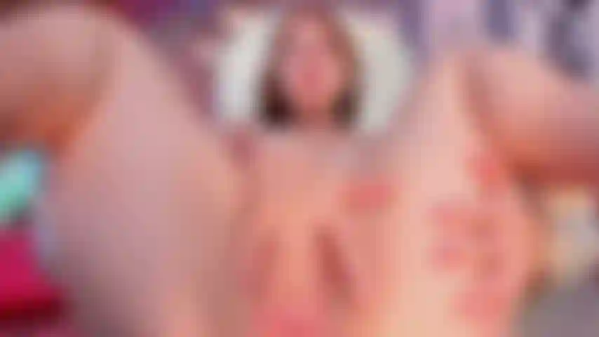 Rubbing my wet pussy close to the cam