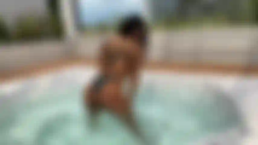 bouncing my ass in the jacuzzi!!!!