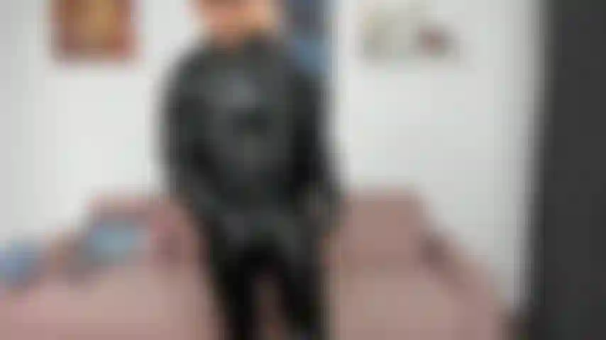 Bulge teasing in full leather outfit. It felt so good