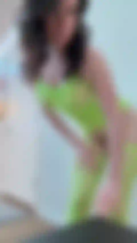 Ass shaking and clapping