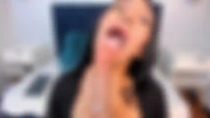 WOW CAROLINA KNOW HOW USE YOUR SEXY MOUTH 👅