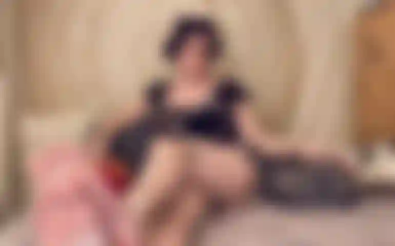soles and legs show, milf with glasses and tattoos