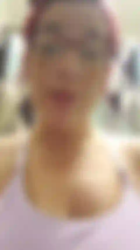 39 weeks pregnant and struggling to put on 2 different pairs of leggings (its not easy LOL!) and showing off in both pairs, belly views, booty views, etc. AUDIO!