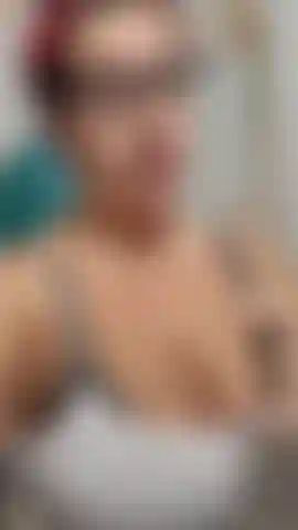 Showing off my pregnant 22 week belly and stripping completely naked with a full head to toe view! oiling up my titties and belly then hanging my pregnant titties RIGHT in your face! Some titty bouncing (listen to how LOUD they clap!) AUDIO!