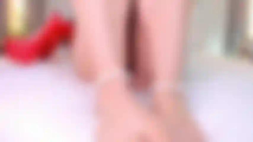 I know you dream about these feet, you want to put them in your mouth, suck them or have me give you a footjob until you cum all over them, right?