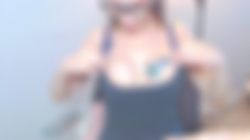 Quickie boobs in cam and then i am in doggy showing my asshole.