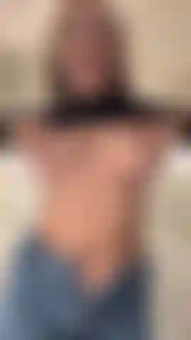 I was so horny, I decided to play with my pussy in the cafeteria bathroom mmmmm