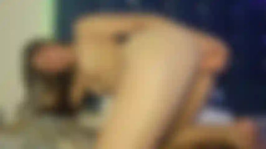 En este video te enseño lo bien que me puedo meter el dildo 
te gustaría mirar?