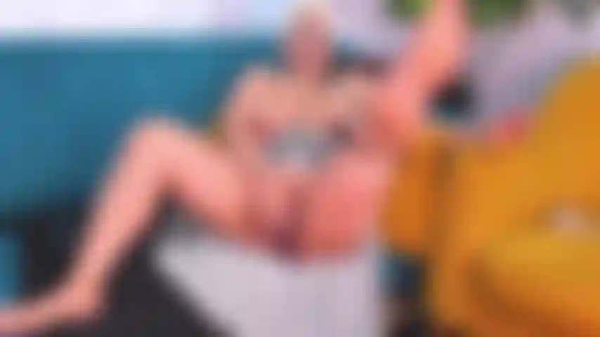 MATURE GETS WET WITH HER 20 CM DIDO