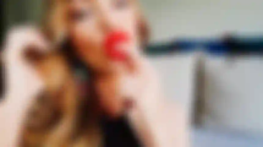 Gili Sky - Red lips, black lace