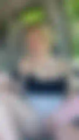 Watch me fuck myself in the car.