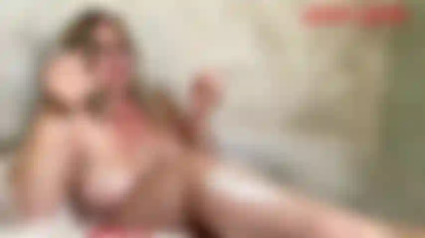BBW Leg Shaving-Jackie is also soapy & sexy in her bath. Jackie shaves her shapely legs right in front of your eyes. Jackieâs legs are going to be so soft and smooth!