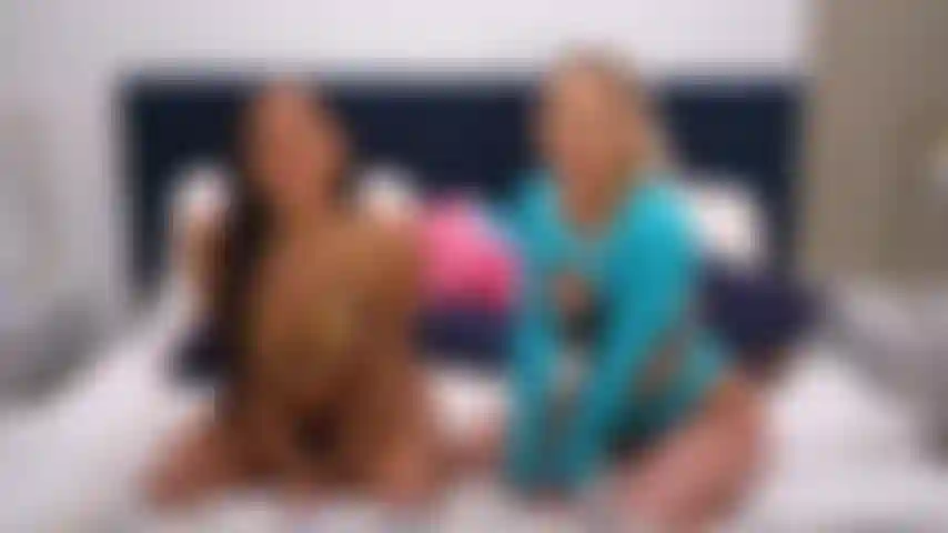 Freaky Chicks Stuff Their Pussies With Toys In This Sexy Threesome Lesbian Live Show