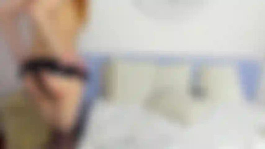 Stimulating my clitoris with a vibe, watch me as I cum !