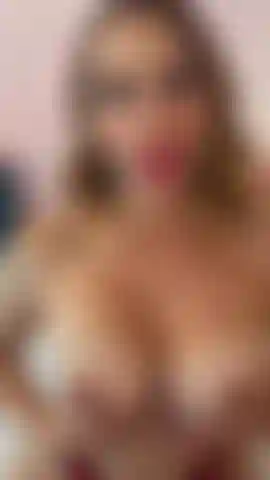 A drop of saliva, two tits ready... And a fantasy that starts to move...