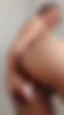 Fucking my tigth asshole with a makeup brush