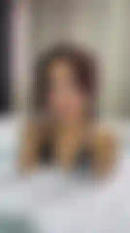 Hey i am the girl of your dreams.