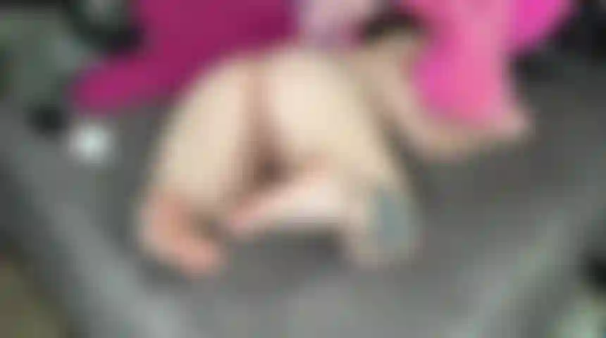 Vouyer BBW Naked lotion up my feet & painting my toenails