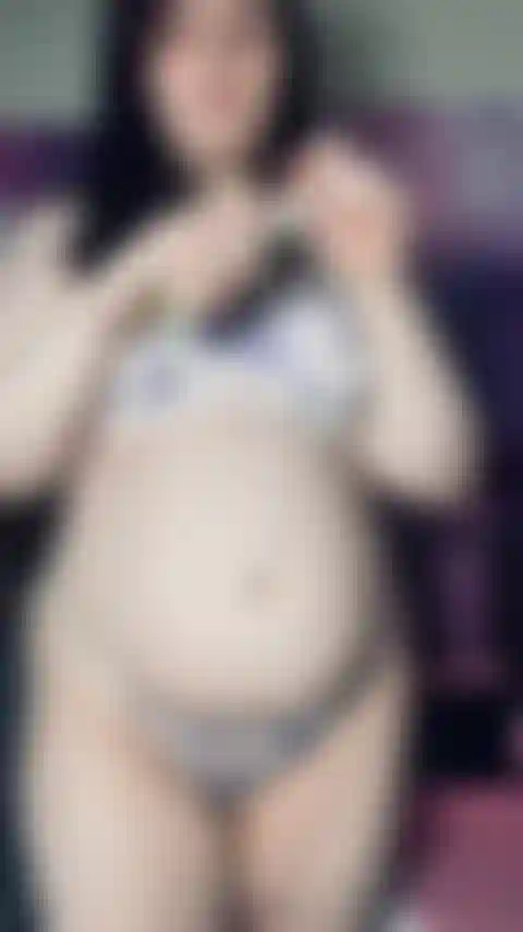 17 weeks pregnant MILF oiled belly