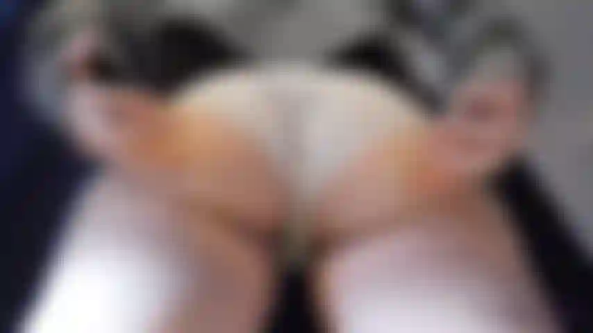 Look at me play with my bouncy butt, at normal speed and in slow motion! // Regardez pendant que je m'amuse avec mes fesses, incluant au ralenti!