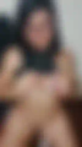 Simplicity becomes irresistible when you know how to wear it. 🔥