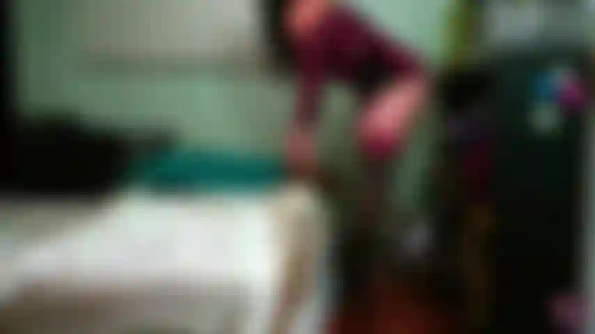 Sexy dangling and crossed legs jerk off encouragment. Starts out w black nylon stockings in black stilettos. Progresses to bare legs and barefeet in stilettos.