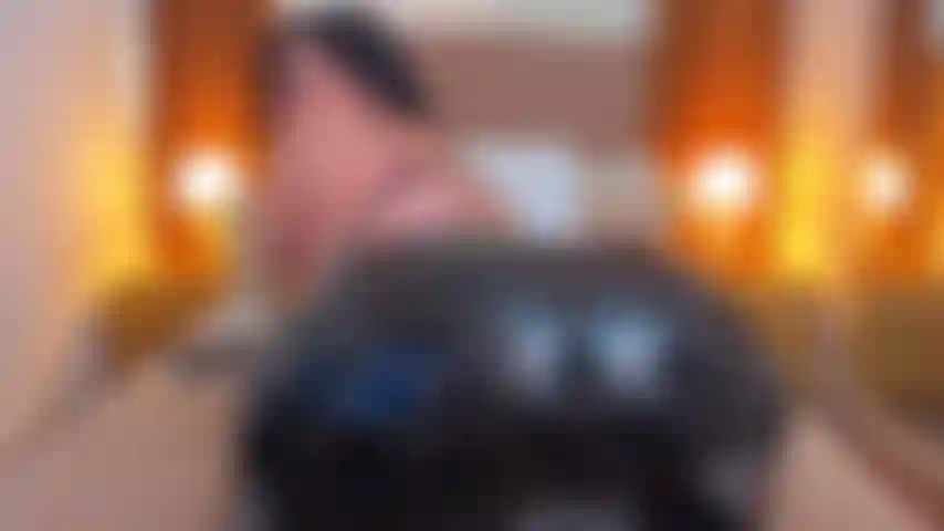 I caress my great botin with oil in my latex pants.