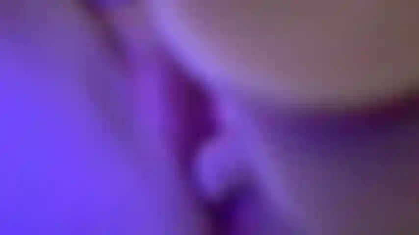 Shoving dildo in pussy, squirting