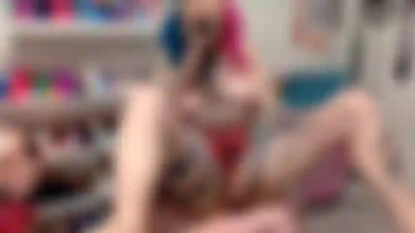 Huge squirt during a gold show