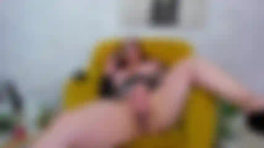 Play_Domi_in_the_couch