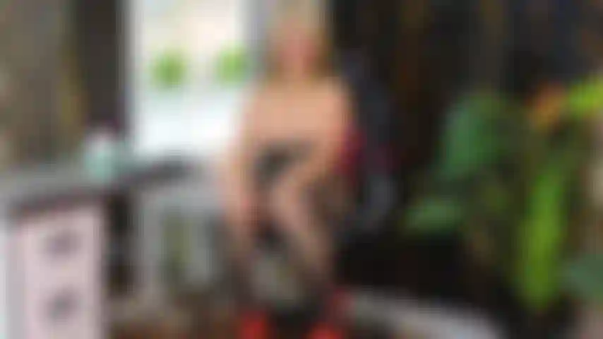 Sensual mature woman spreads her legs so her pussy can