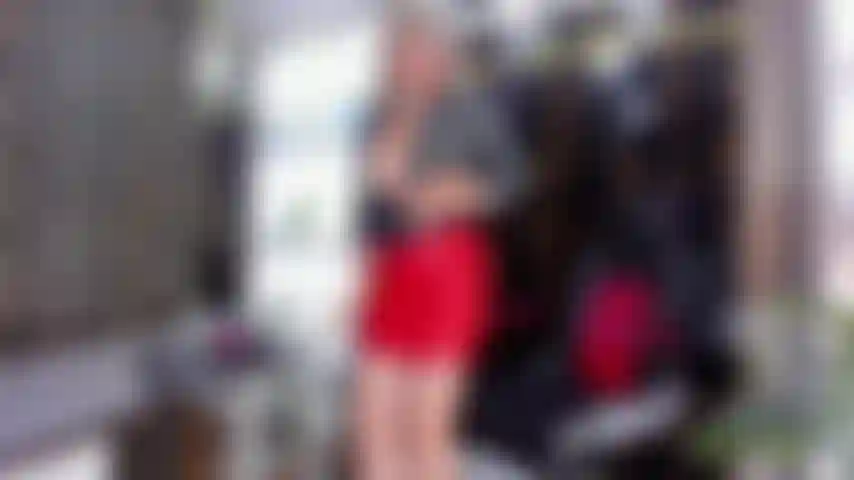 Red_leather_skirt_in_the_office.