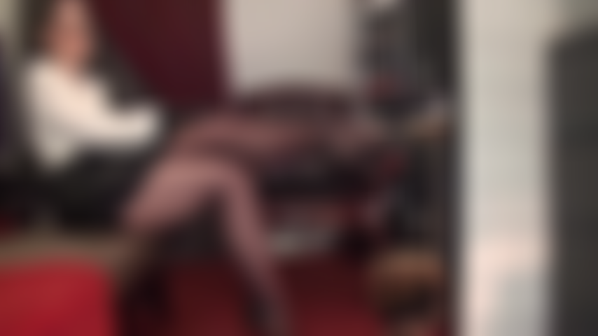 These dark brown pantyhose will leave you breathless, latest when Mistress Vivian sits her ass on your face...