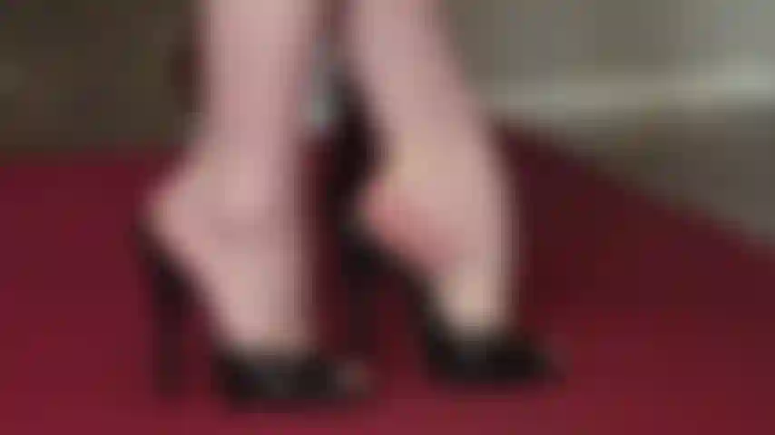 Beautiful bare arches in leather mules/slides. You can actually see how sweaty these feet get if that is your kinda thing... :-).