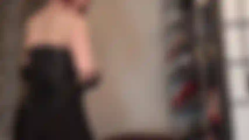 Muscle worship - a display of mistress vivian's beautifully sculted arms, back and shoulders in leather corset.