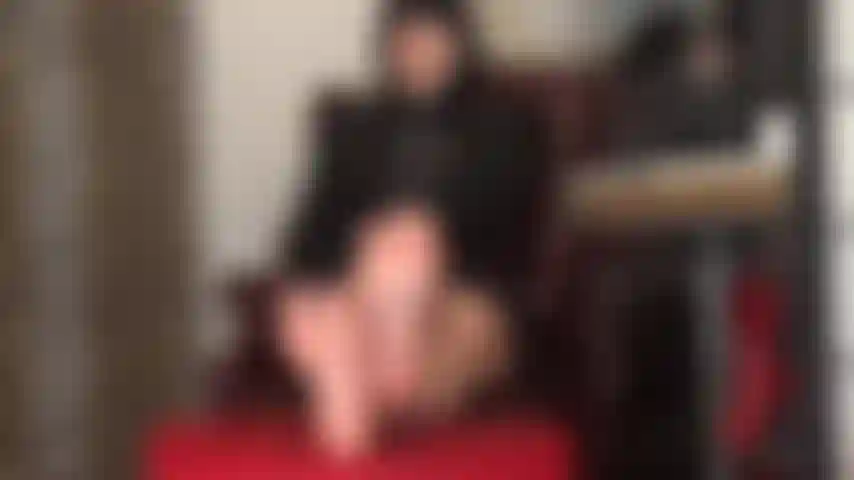 Foot fetish - bare feet that wiggle beautifully, high arches, spread toes.