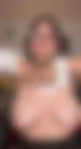 Chica con curvas se hace correr follando  con un consolador al estilo perrito